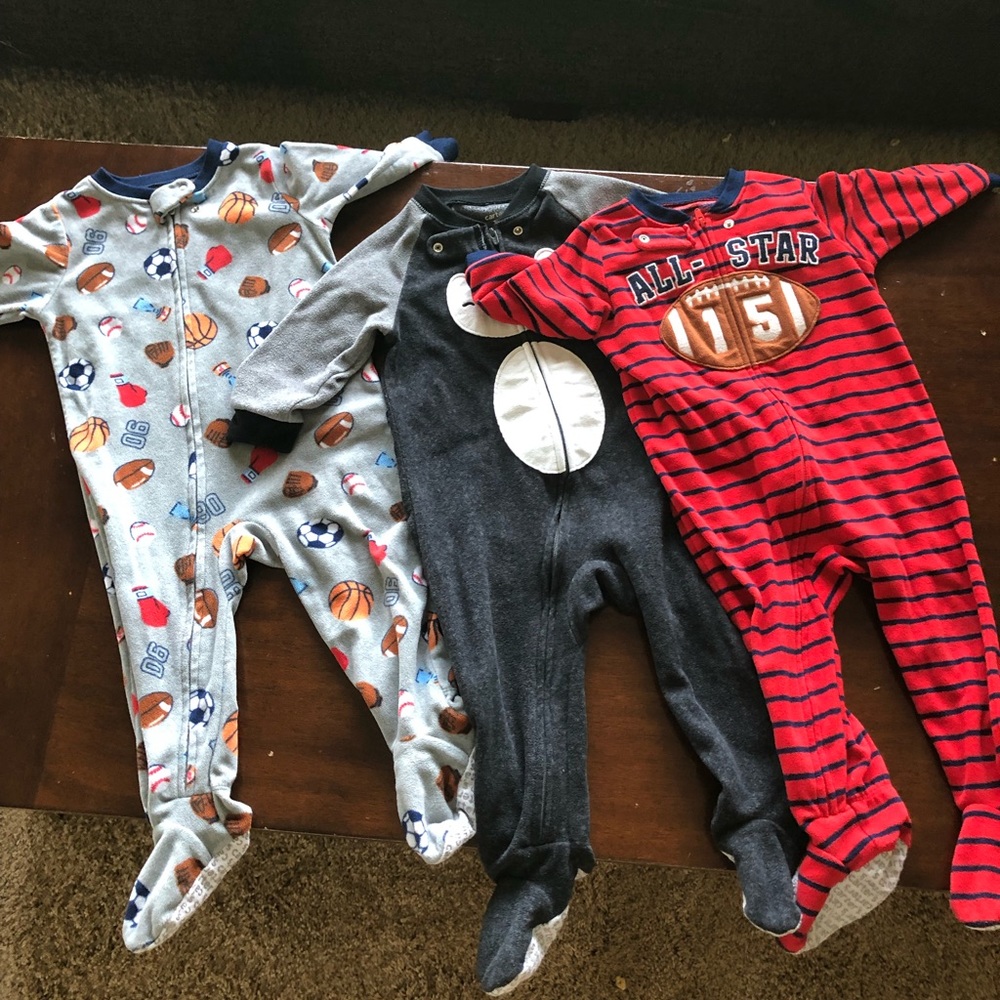 5 Carter’s 9m and 12m fleece sleepers